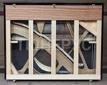 Пианино с кристальной декой, вид сзади