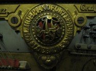 Август Ферстер № 6327, 1885. Обратите внимание, вирбельбанк защищен тонкой металлической пластиной